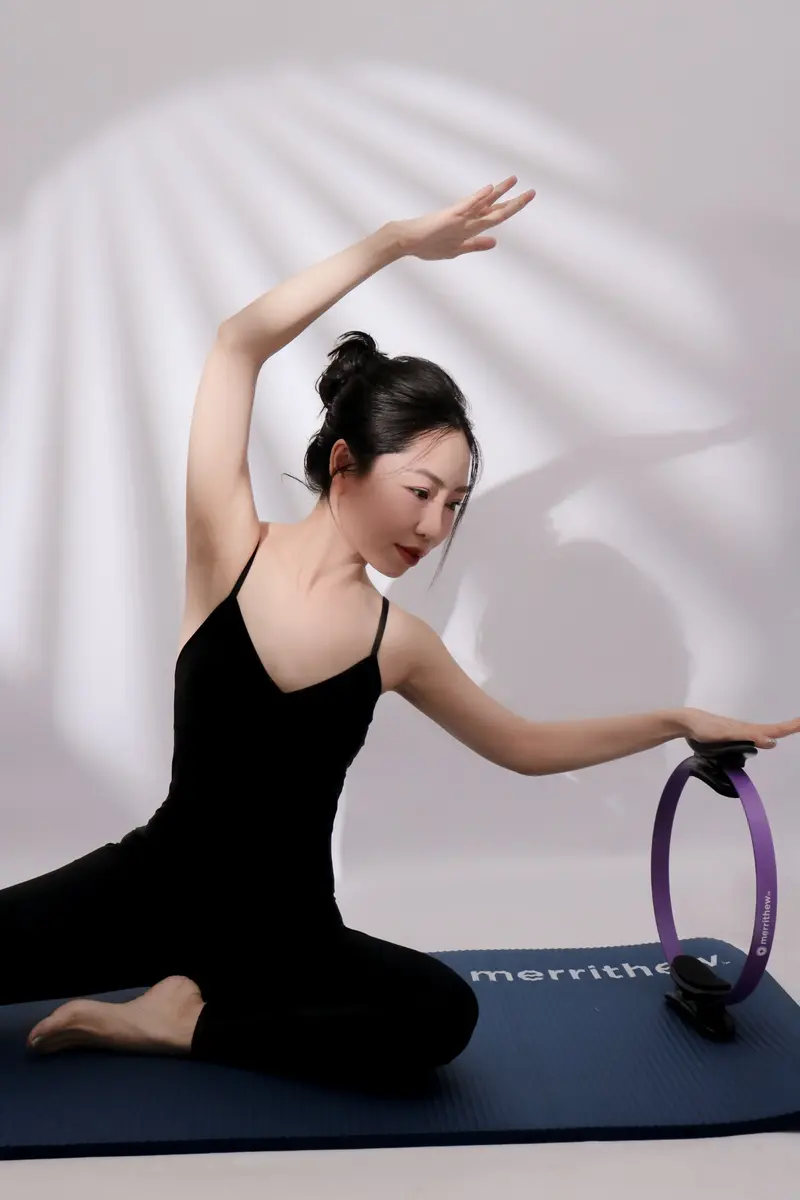 Thủy Kathy thực hành Pilates với vòng Magic Circle