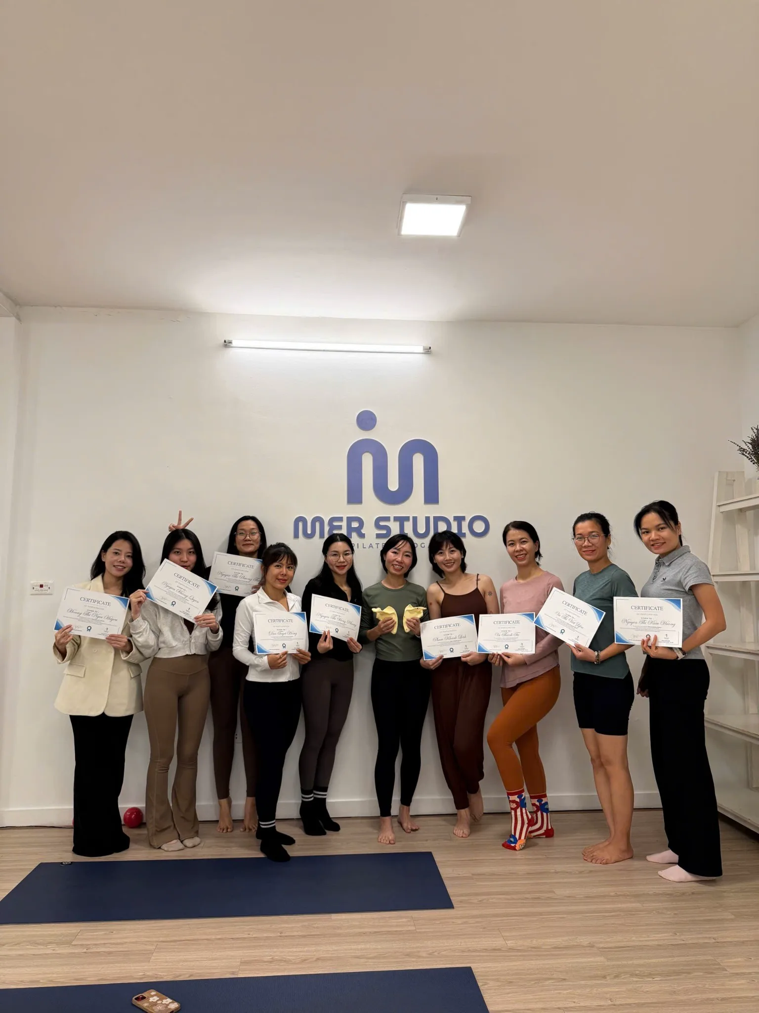 Thủy Kathy cùng học viên nhận chứng nhận tại MER Studio